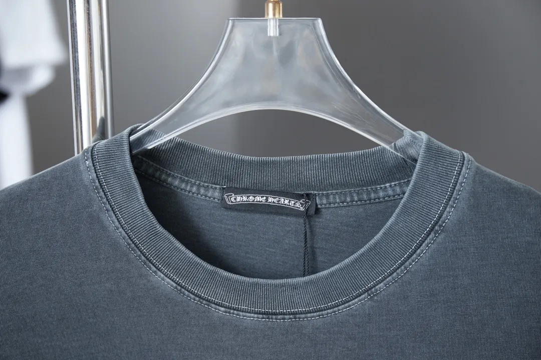 🅿️230 Ch*ome Hearte 25SS early spring new style Croix heart patch embroidered logo short sleeves Light luxury essential item for daily commuting for men and women Correct version Welcome to compare Detailed features · 320g 100% pure cotton double yarn jersey fabric · Custom dyed in the same vat with special thickened 32 count double-ply 1X1 thread · Front and back patch embroidery of Croix heart pattern · Ready-made garment dyeing Then do the faded fried snowflake process, then wash and make it look old · General washing to improve the effect · Double-needle stitching and seam-crossing process · Original main mark, washed tag, brand moisture-proof paper packaging Color: black gray red/black gray yellow Size: S/M/L/XL